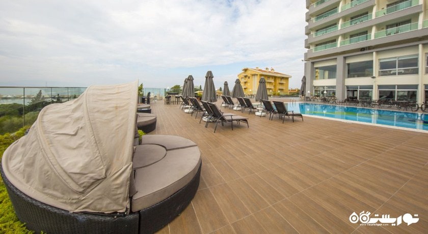 صندلی حمام آفتاب کنار استخر هتل